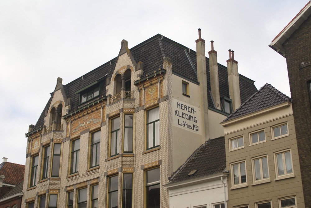 Kledingmagazijn met bovenwoning